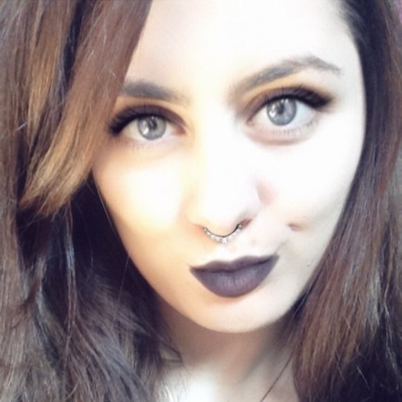 Meet your Posher, Justine - Picture 1 of 1